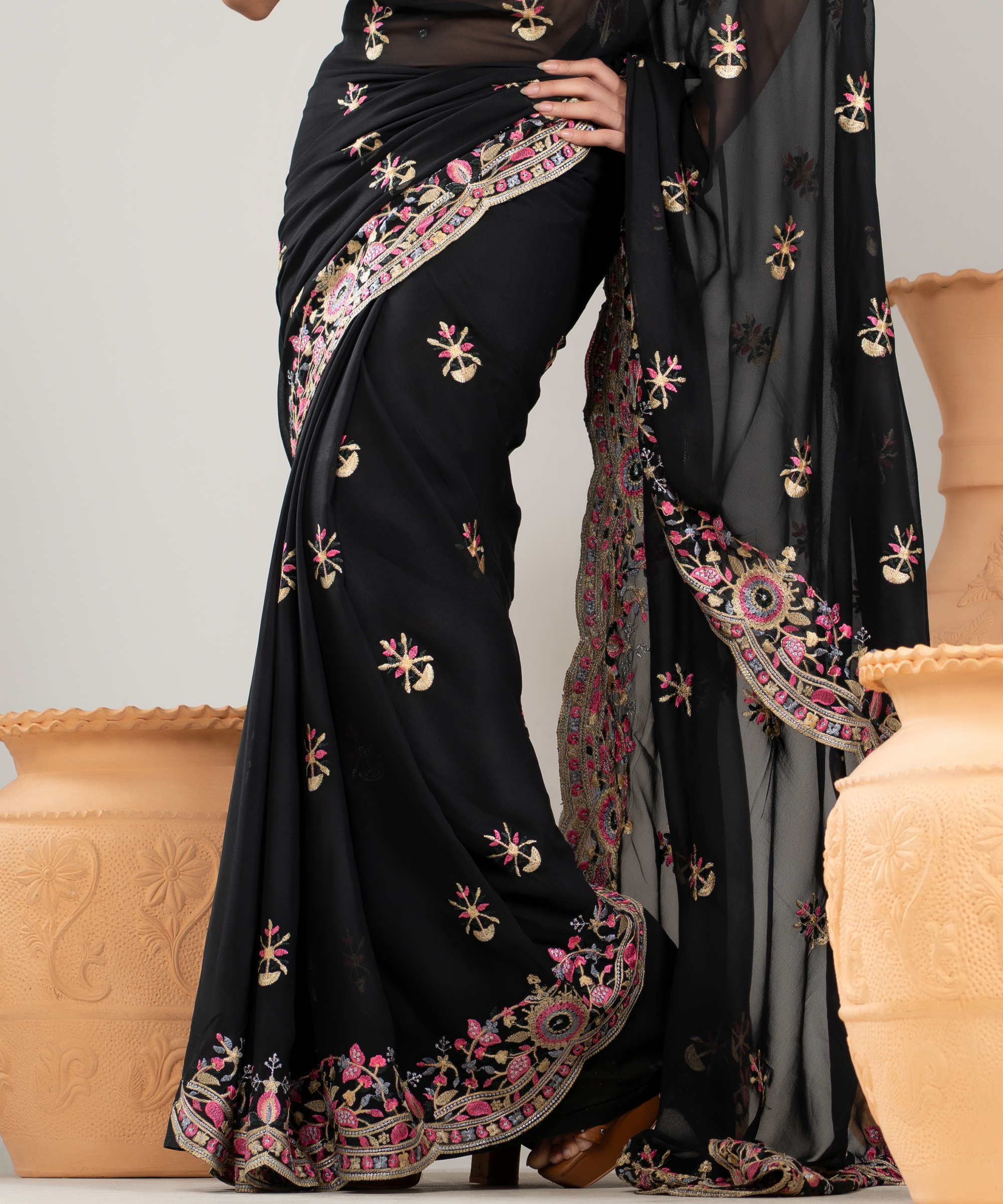 ইমপোর্টেড ব্ল্যাক কালার ওয়েটলেস সফট জর্জেট ফেব্রিক এর মধ্যে গর্জিয়াস এমব্রয়ডারি কাজ করা পার্টি শাড়ি - Image 3