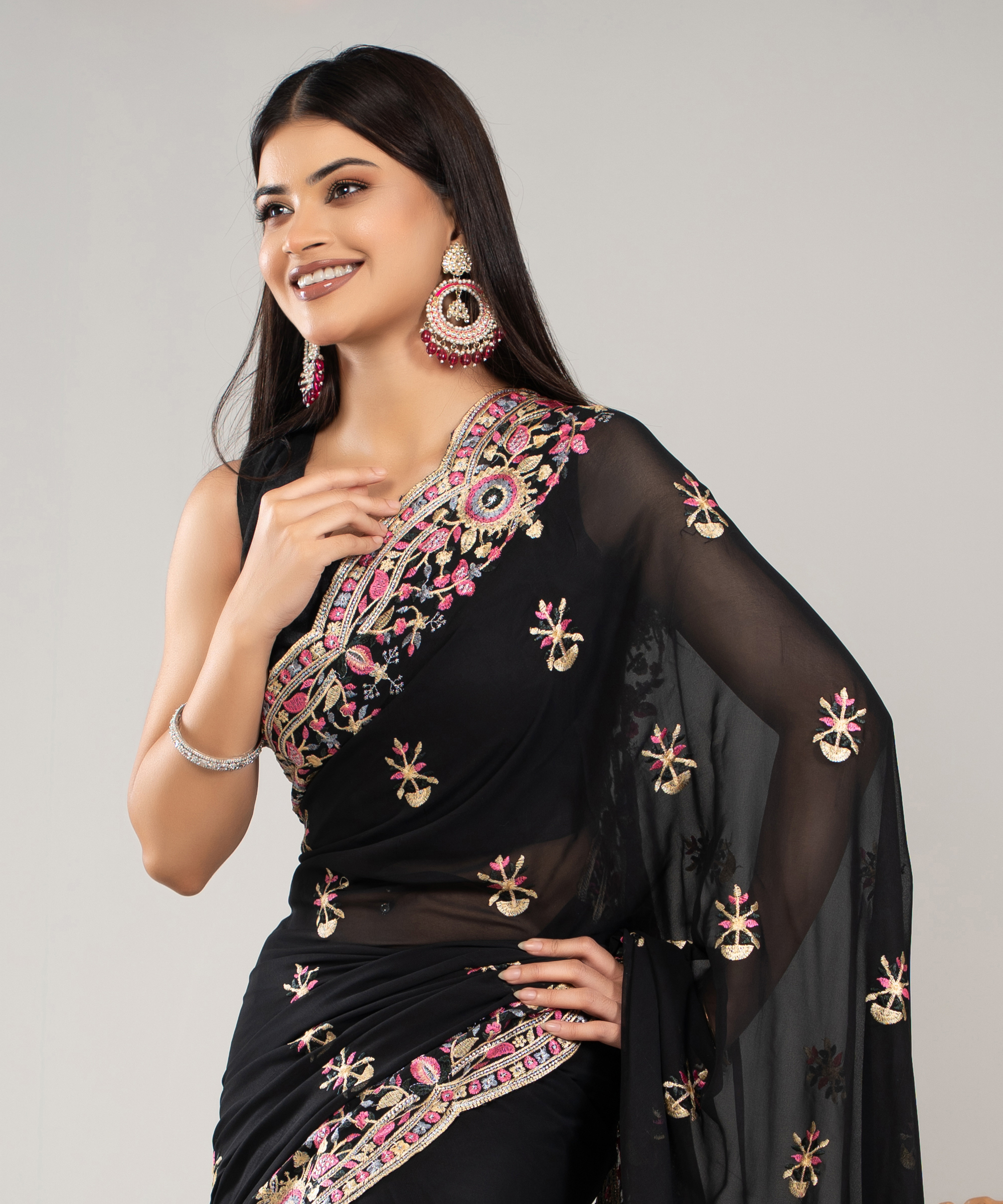 ইমপোর্টেড ব্ল্যাক কালার ওয়েটলেস সফট জর্জেট ফেব্রিক এর মধ্যে গর্জিয়াস এমব্রয়ডারি কাজ করা পার্টি শাড়ি - Image 4