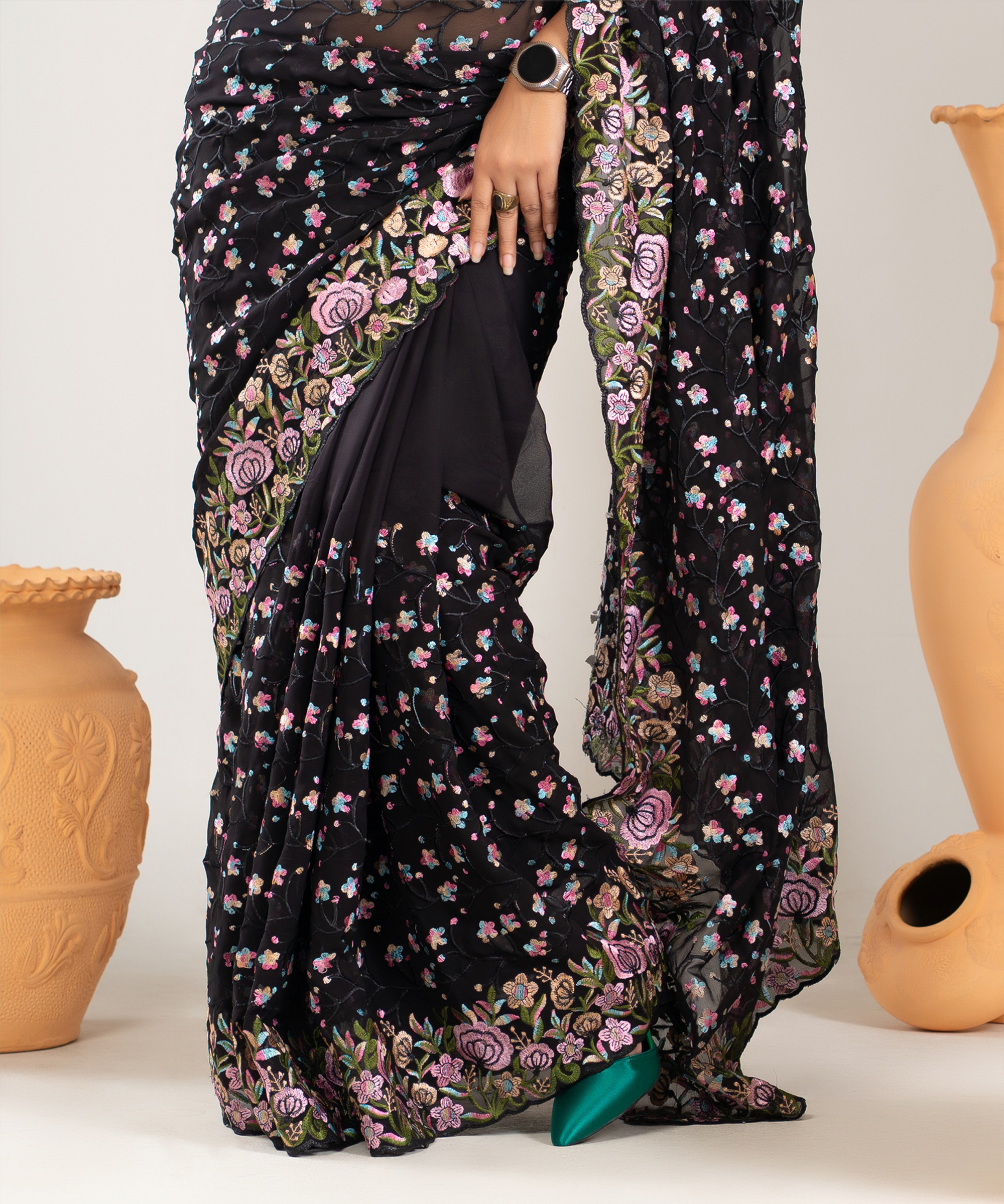 ইমপোর্টেড ব্ল্যাক কালার ওয়েটলেস সফট জর্জেট ফেব্রিকের মধ্যে গর্জিয়াস এমব্রয়ডারি কাজ করা পার্টি শাড়ি - Image 3